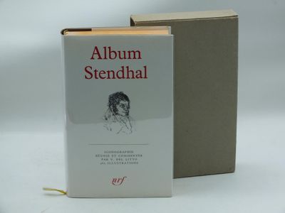 une image représentant un livre posé sur une table, à côté d'une boîte