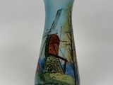 un vase en verre orné d'une peinture représentant un moulin à vent