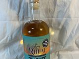 une bouteille d'alcool avec une étiquette de prix dessus