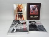 trois livres posés sur une table blanche, avec une photo en noir et blanc d'une femme coiffée d'un chapeau