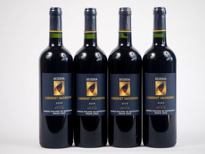 trois bouteilles de vin rouge posées côte à côte sur une table