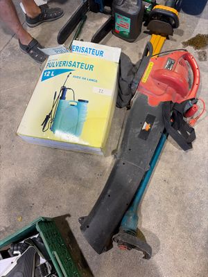un grand nombre d'outils posés sur le sol