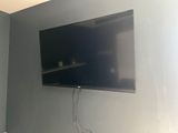 un téléviseur à écran plat fixé au mur d'une pièce
