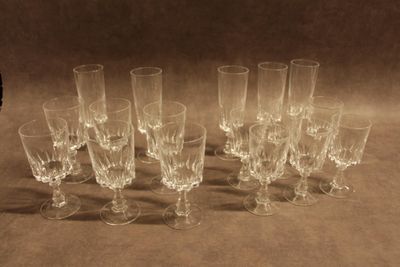 un grand nombre de verres à vin vides posés sur une table