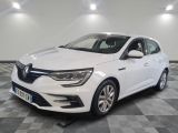 une voiture blanche est garée dans une pièce au sol à carreaux