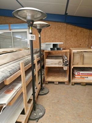 une pièce contenant de nombreux meubles de styles différents