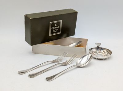 un service d'argenterie présenté dans un coffret, comprenant une cuillère et un repose-cuillère