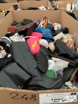 une boîte en carton remplie de chaussures et d'autres objets