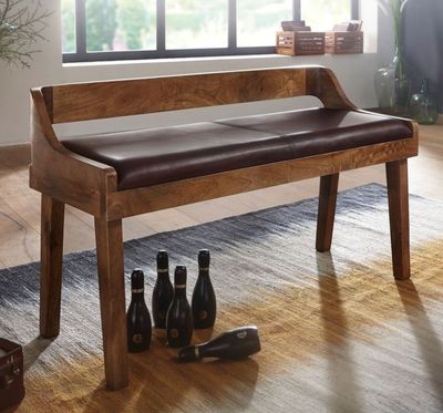un banc en bois avec une assise en cuir, au milieu d'une pièce