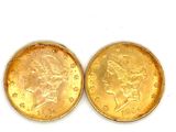 Deux pièces d'or sont représentées sur une surface blanche.