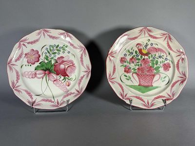 une paire d'assiettes roses et blanches ornées de fleurs et d'oiseaux