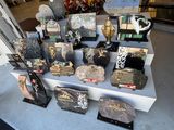 de nombreux objets exposés sur une table