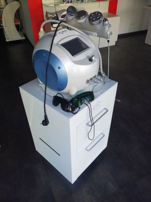 une machine posée sur une boîte