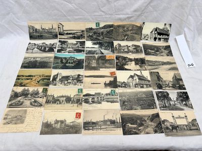 un lot de vieilles cartes postales sur une table
