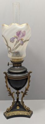 une lampe posée sur une table