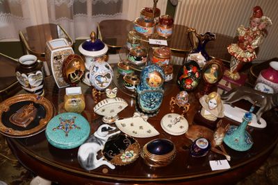 une table sur laquelle se trouvent de nombreux objets différents