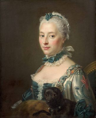 portrait d'une femme en robe bleue avec un chien noir
