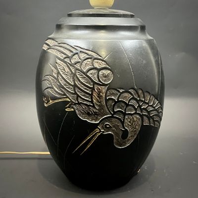 un vase noir orné d'un motif doré