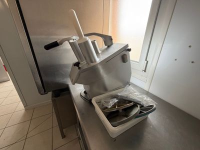 une machine posée sur le comptoir d'une cuisine