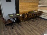 des tables et des chaises dans un restaurant aux murs et au sol en bois