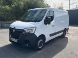 la photo d'une camionnette blanche garée sur un parking