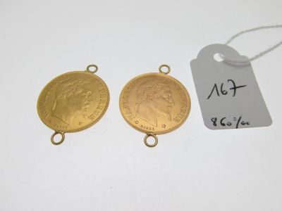 deux pièces d'or auxquelles est attachée une étiquette indiquant leur prix
