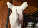 une sculpture en papier représentant une tête de zèbre posée sur une table