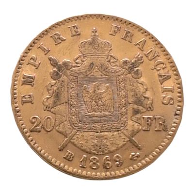 Gros plan sur une pièce d'or ornée d'une couronne