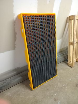 un radiateur dans un coin de la pièce, à côté d'une palette