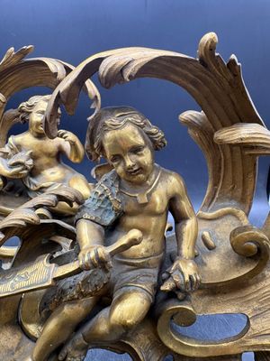 une statue représentant un garçon et une fille assis sur un banc