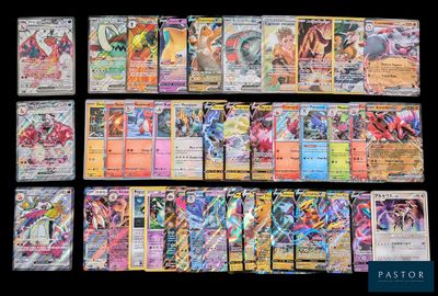 un tas de cartes pokemon posées les unes sur les autres