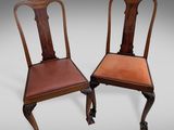 une paire de chaises anciennes en acajou avec des assises rembourrées de cuir