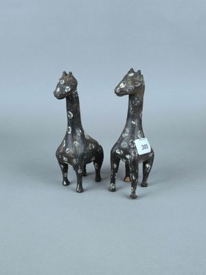 paire de figurines en bronze représentant des girafes sur fond gris