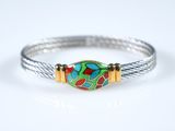 un gros plan sur un bracelet orné d'une perle colorée