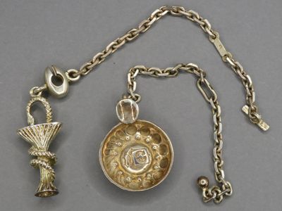 une photo d'un collier en or orné d'une rose