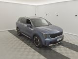 un 4x4 bleu garé dans un garage au sol en damier