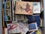 une boîte remplie de livres et d'autres objets