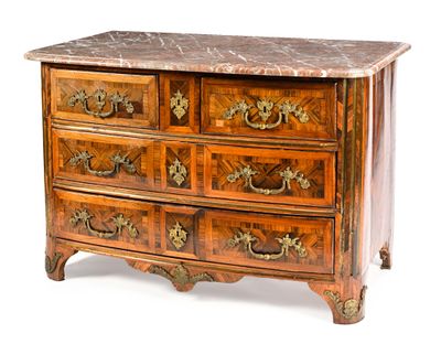 une commode à dessus de marbre sur fond blanc