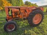 Tracteur agricole VENDEUVRE. Modèle SBM.