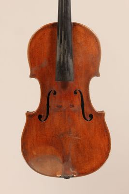 un vieux violon avec un archet accroché à son dos