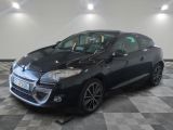 la photo d'une voiture noire sur un sol en damier