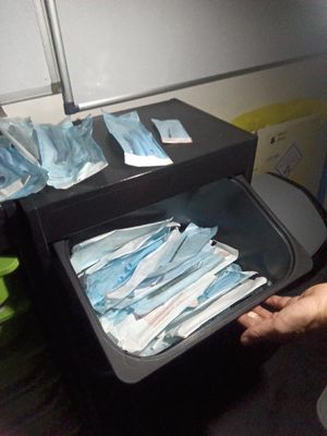 une personne qui tient une boîte remplie de mouchoirs