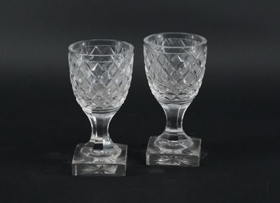 une paire de verres à pied en cristal sur fond noir