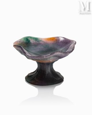 un saladier en verre posé sur une table