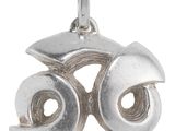 un gros plan d'un pendentif en argent sur fond blanc
