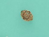 Gros plan sur une bague en or ornée d'une fleur