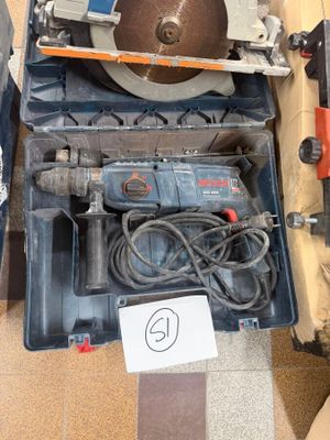 une boîte d'outils posée sur le sol