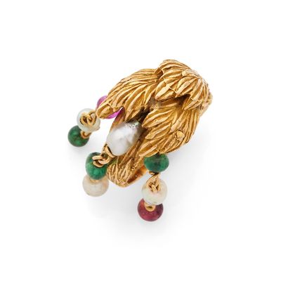 BAGUE présentant un décor végétal retenant trois lignes mobi…