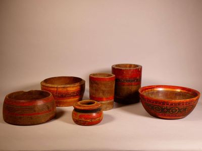 Lot de boites et coupes en bois à peinture laquée, RAJSTHAN,…