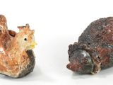 deux figurines représentant un écureuil et un écureuil, posées sur une surface blanche